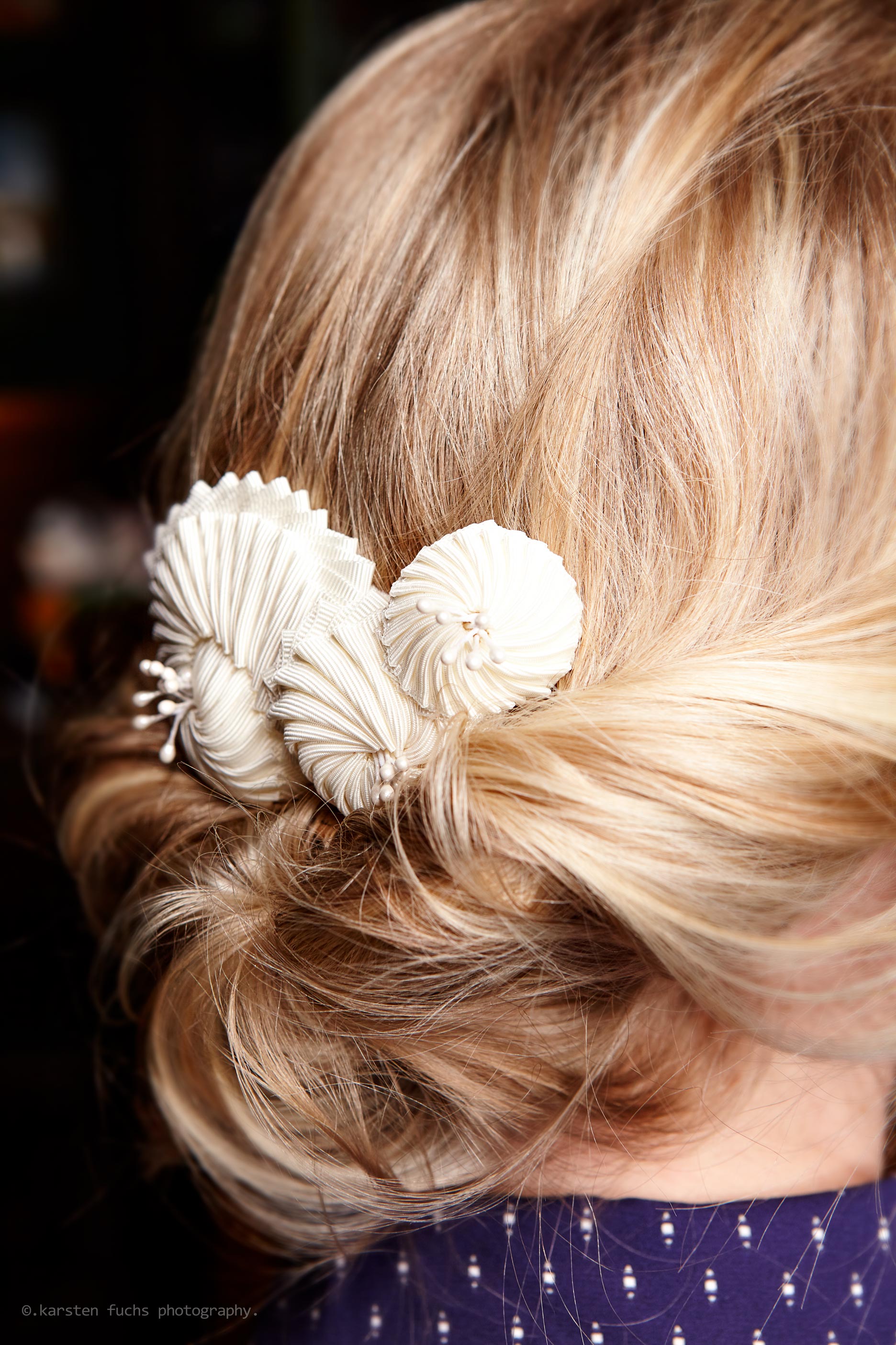 Hair Comb with White Cockade Sea Snail