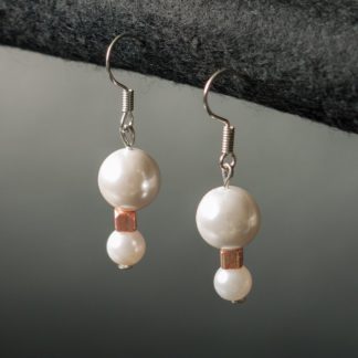 Earrings with three pearls