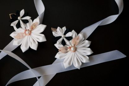 Armbänder für Trauzeugin japanische Blütenfalttechnik in schwarz-weiß.