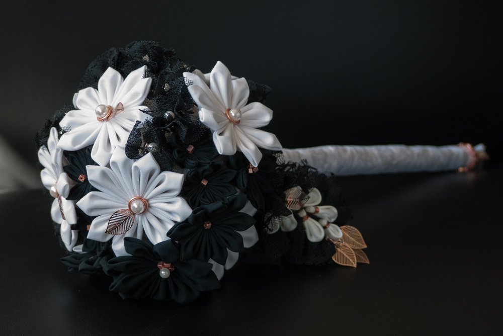 Brautbouquet mit japanischen Textilblumen in schwarz-weiß.