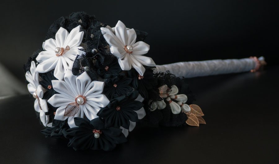 Brautbouquet mit japanischen Textilblumen in schwarz-weiß und kupferfarbenen Details.