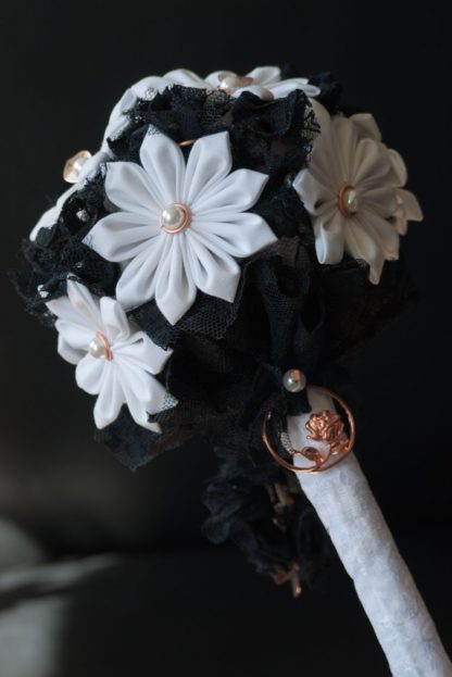 Brautbouquet mit japanischen Textilblumen in schwarz-weiß und kupferfarbenen Details.