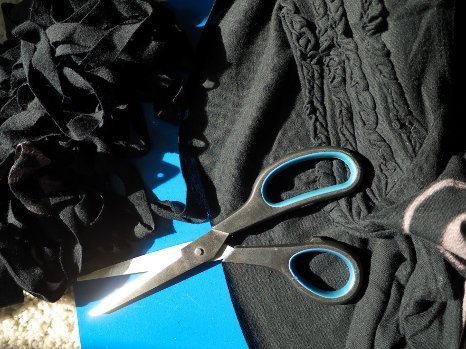 The enemy of the garment - the friend of the upcycling specialist- the scissors