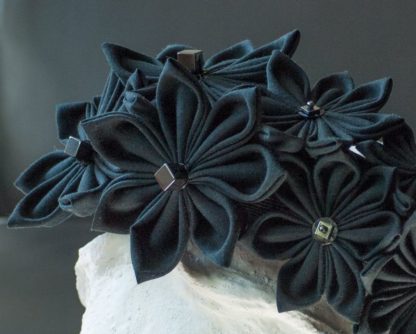 Haarreif mit schwarzen Stoffblüten im Kanzshi-Stil