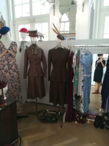 Tolle Mode für Figur und Kopf am Messestand der Designers' Open 2017 in Leipzig