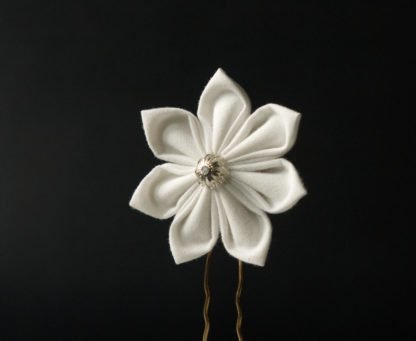Haarnadel mit weißen Kanzashi-Blüten