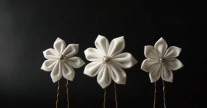 Dreiteiliges Set Haarnadeln mit weißen Kanzashi-Blüten