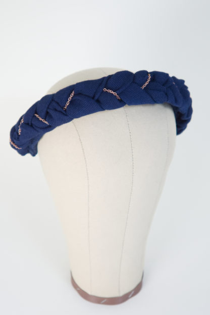 Haarreif aus geflochtenem blauen Baumwollstoff mit Roségoldkette "BlueTudor" Vorderansicht