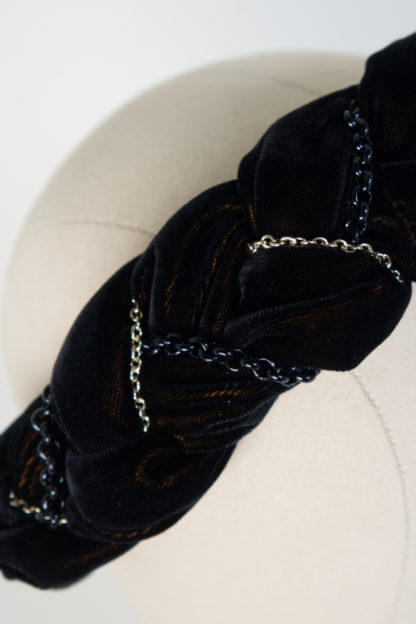 Haarreif aus geflochtenem schwarz goldenem Samt mit Goldkettchen "Velvet Tudor" Detail