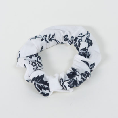 Scrunchy Haargummi weiße Baumwolle mit schwarzen Blumen