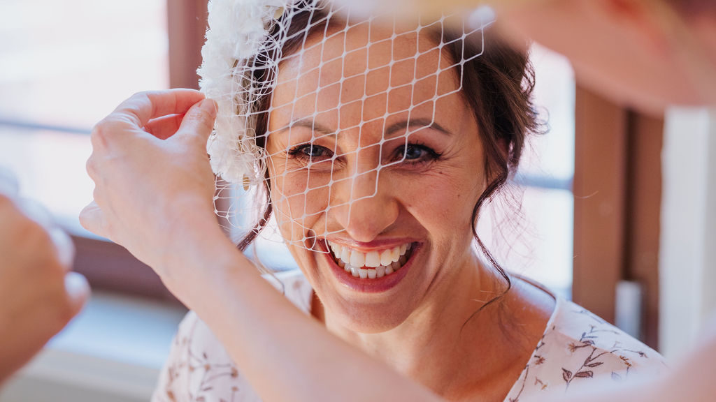 Brautstyling mit Fascinator für das Covershooting