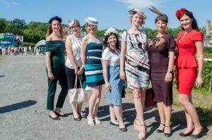 Ladies beim Pferderennen mit Hüten von Faunauge