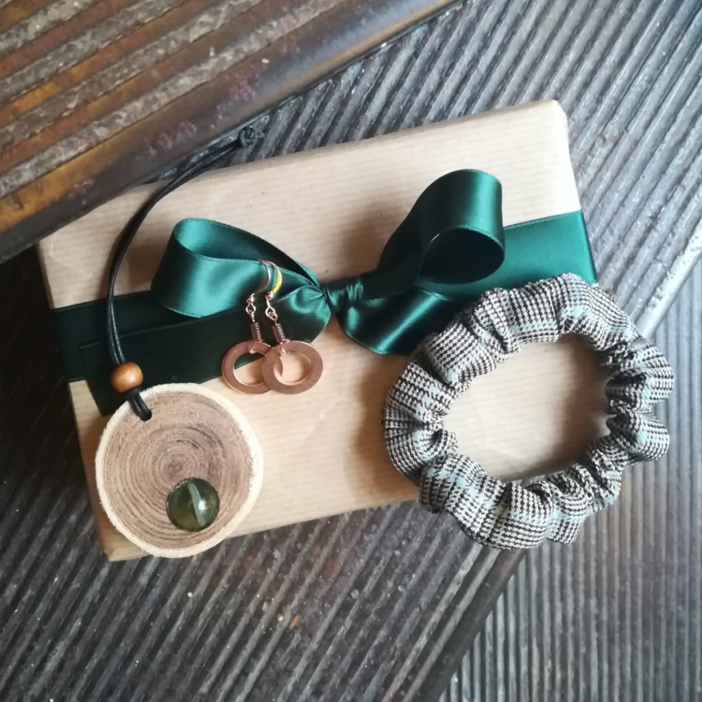 Geschenkset für Nikolaus bestehend aus Scrunchy, Ohrringen und Baumschmuck