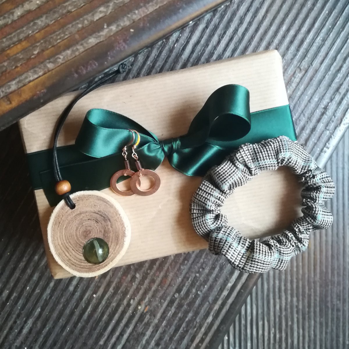 Gift set for Father Christmas consisting of scrunchy, earrings and tree ornaments
