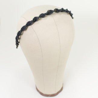 Haarreif aus Makramee-Lederbändern mit kleinen messingfarbigen Hairpiercings