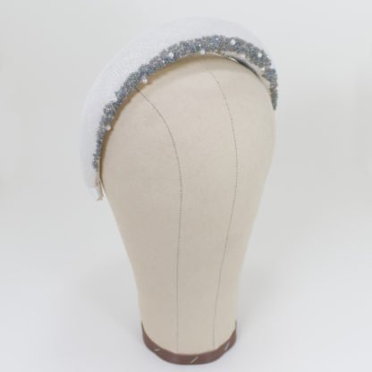 Haarreif Joceln aus Sinamay mit türkisgrauen Perlen
