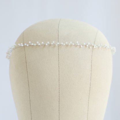Haarreif Haarband aus Silberdraht mit winzigen Perlmuttperlen Vorderansicht