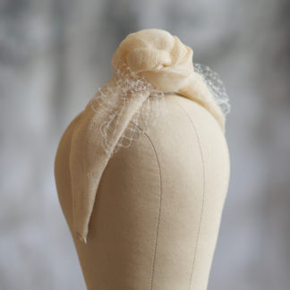 Headband with knot made of sinamay with veil detail