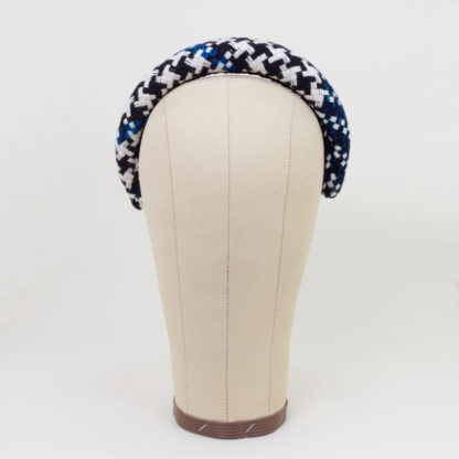 Padded headband in blue white black bouclé front view