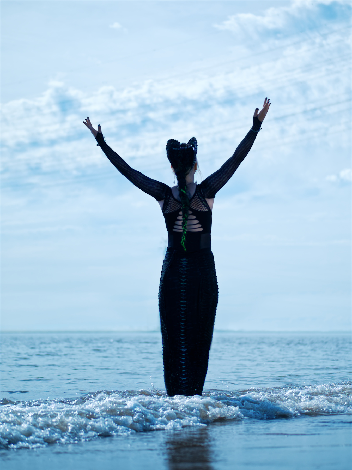 Die Meerjungfrau Miruna sieht sich als Herrscherin über die Ozeane und macht eine ausladende Geste mit den Händen