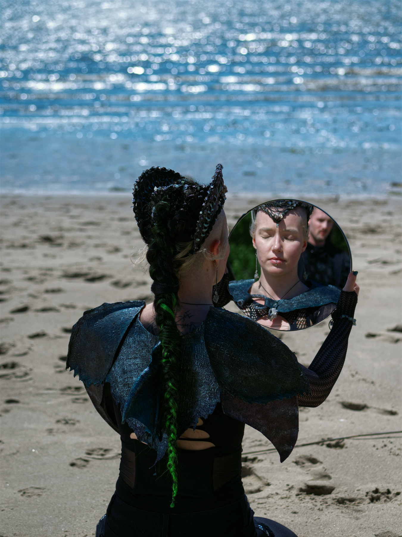 Die Meerjungfrau Miruna hält einen Spiegel in den der Seher Wilk von Weitem auch sieht