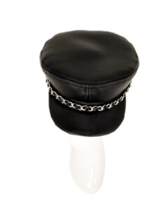 Schwarze Kunstleder Fiddlercap mit Kette und metallischem Schild