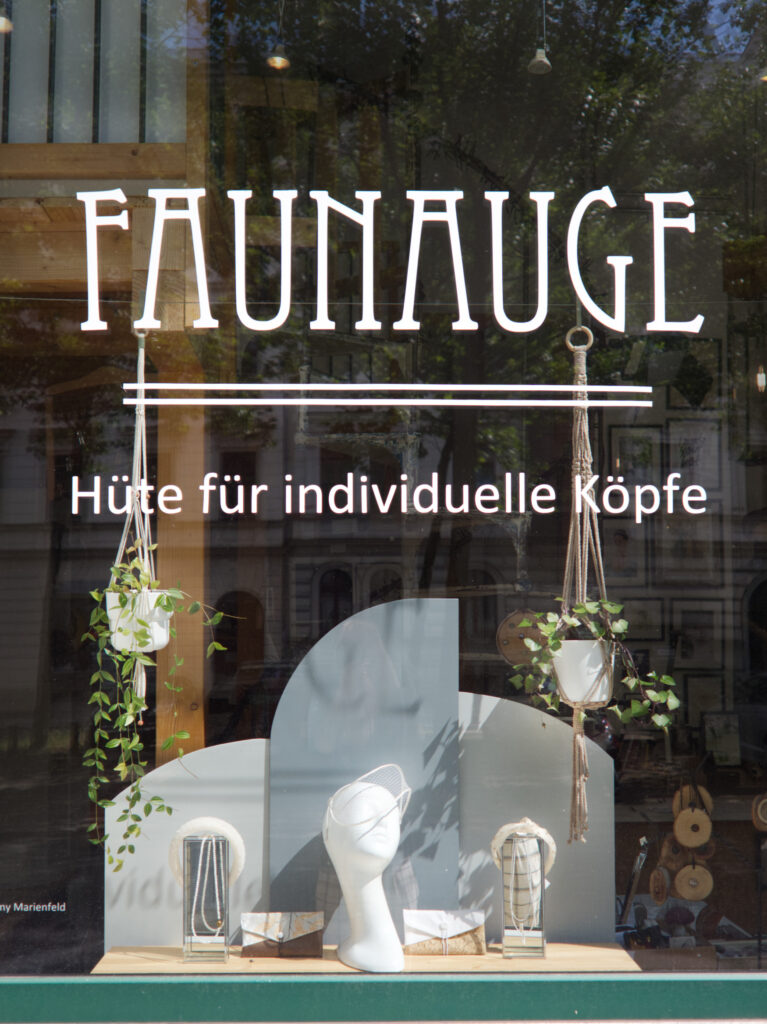 Im linken Schaufenster steht Haarschmuck für Bräute und Hochzeiten von Faunauge aus Leipzig