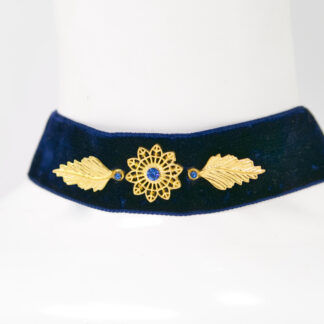 Choker aus Samtband in dunkelblau mit goldfarbigen Metallblättern und Blüten