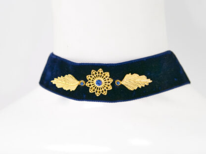 Choker aus Samtband in dunkelblau mit goldfarbigen Metallblättern und Blüten