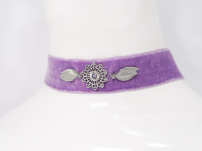 Choker aus Samtband in Flieder mit silberfarbigen Metallblättern und Blüten