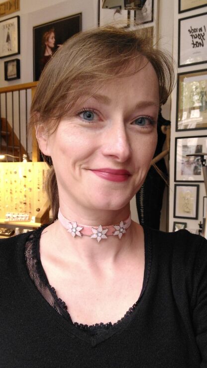 rosa Choker aus Samtband mit rosa Blumenperlen