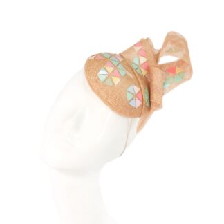 bunter Fascinator aus Sinamay mit Triangel-Pailletten und fanatsievoller Schleife