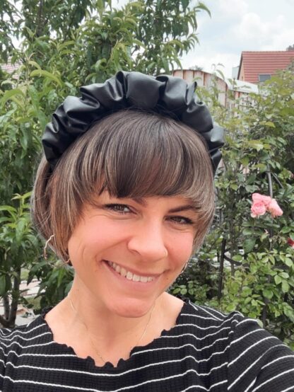 Schwarzer Haarreifen aus Kunstleder im Scrunchy Look