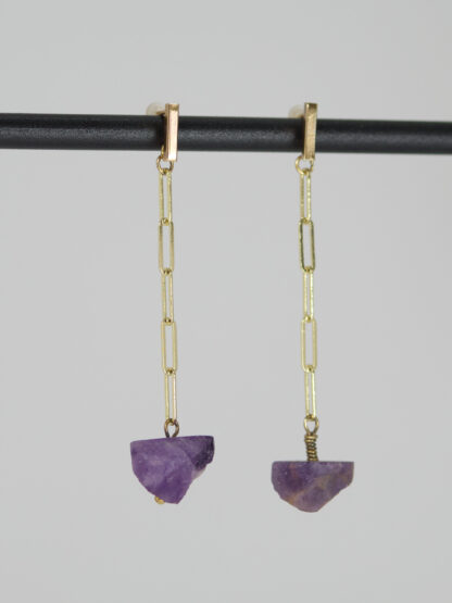 Lange Ohrringe mit Ketten in Gold und Amethyst